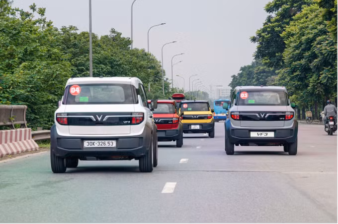 Dàn xe VinFast VF 3 trên đường phố. Ảnh: Minh Quân
