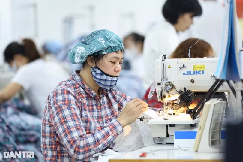 Công nhân làm việc tại Công ty May 10, Hà Nội, tháng 1/2024 (Ảnh: Sơn Nguyễn).