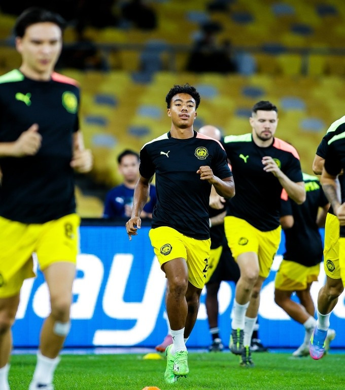 Hậu vệ Malaysia Richard Chin (giữa) khởi động trước trận giao hữu thắng Singapore 2-1, trên sân Bukit Jalil, Malaysia vào ngày 4/9/2025. Ảnh: FAM Hậu vệ Malaysia Richard Chin (giữa) khởi động trước trận giao hữu thắng Singapore 2-1, trên sân Bukit Jalil, Malaysia vào ngày 4/9/2025. Ảnh: FAM
