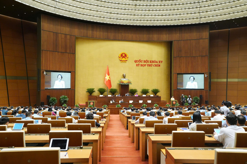 Chủ nhiệm Ủy ban Pháp luật và Tư pháp Hoàng Thanh Tùng trình bày Báo cáo thẩm tra. Ảnh: Hồ Long 202505070824192323-z6575972430402-8aa70c09a828cbe5d97be88ebbd7b915.jpg