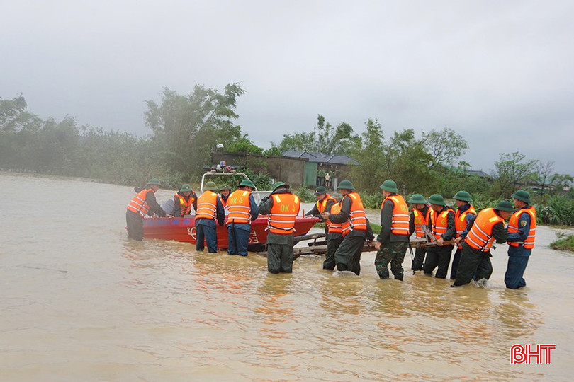 Trước diễn biến mưa lũ phức tạp, Bộ Chỉ huy Quân sự tỉnh Hà Tĩnh đã huy động 150 cán bộ, chiến sĩ cùng hơn 200 dân quân tự vệ tại chỗ khẩn trương hỗ trợ sơ tán người dân ở khu vực nguy hiểm tại phường Vũng Áng. bqbht_br_4.jpg