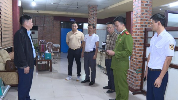 Cơ quan CSĐT thi hành Lệnh khám xét nơi làm việc của đối tượng Nguyễn Xuân Sơn.