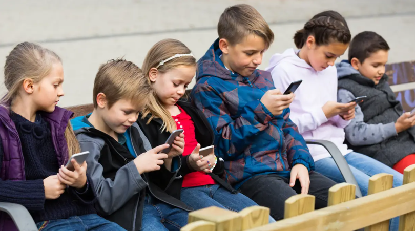 Bài toán bảo vệ trẻ em trên không gian mạng là một thách thức ngày càng phổ biến đối với các xã hội số hiện đại. Ảnh: Shutterstock