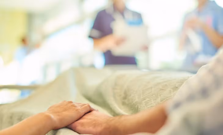 Phòng ngừa ung thư sớm không chỉ là tránh xa những yếu tố nguy cơ, mà còn là nuôi dưỡng một lối sống lành mạnh và chủ động chăm sóc sức khỏe ngay từ tuổi trẻ - Ảnh: AI