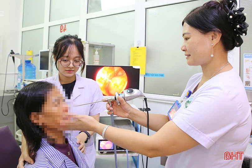 Bác sỹ Lê Thị Hà - Trưởng khoa Tai – Mũi – Họng (BVĐK tỉnh Hà Tĩnh) kiểm tra mũi cho bệnh nhân sau phẫu thuật nội soi. bqbht_br_3.jpg