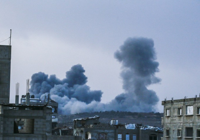 Khói lửa bốc lên từ đòn không kích của IDF ở Tuffah, phía đông Dải Gaza. Ảnh: AFP Khói lửa bốc lên từ đòn không kích của IDF ở Tuffah, phía đông Dải Gaza. Ảnh: AFP