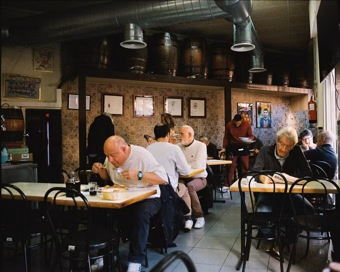 Một nhà hàng ở thành phố Barcelona, Tây Ban Nha hồi tháng 1/2026. Ảnh: Guardian