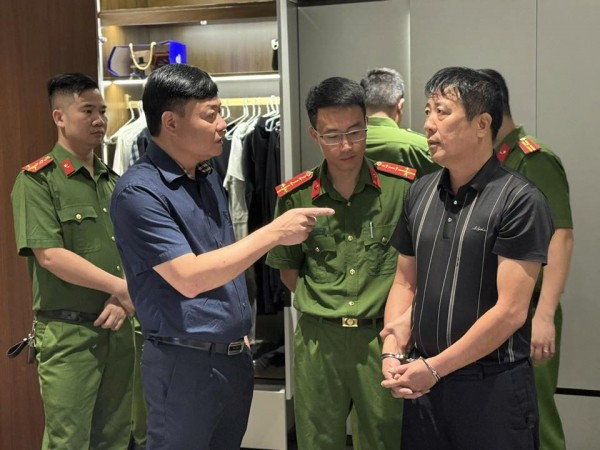 Phó Giám đốc Công an tỉnh Phú Thọ trực tiếp chỉ đạo bắt và khám xét nơi ở của đối tượng Nguyễn Văn Thức, Giám đốc Công ty TNHH Thương mại Tỉnh Tuấn.