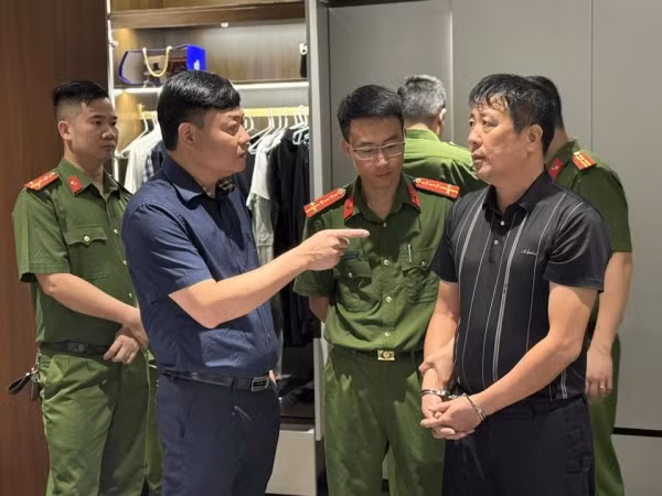 Phó Giám đốc Công an tỉnh Phú Thọ trực tiếp chỉ đạo bắt và khám xét nơi ở của đối tượng Nguyễn Văn Thức, Giám đốc Công ty TNHH Thương mại Tỉnh Tuấn.