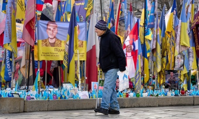 Người đàn ông đứng trước đài tưởng niệm các binh sĩ đã thiệt mạng trong cuộc xung đột giữa Ukraine và Nga tại Quảng trường Độc lập ở Kiev hôm 10/12. Ảnh: AP