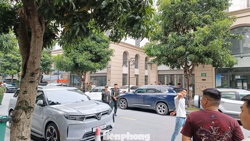 Lực lượng cảnh sát xuất hiện tại nơi ở của Huấn Hoa Hồng.