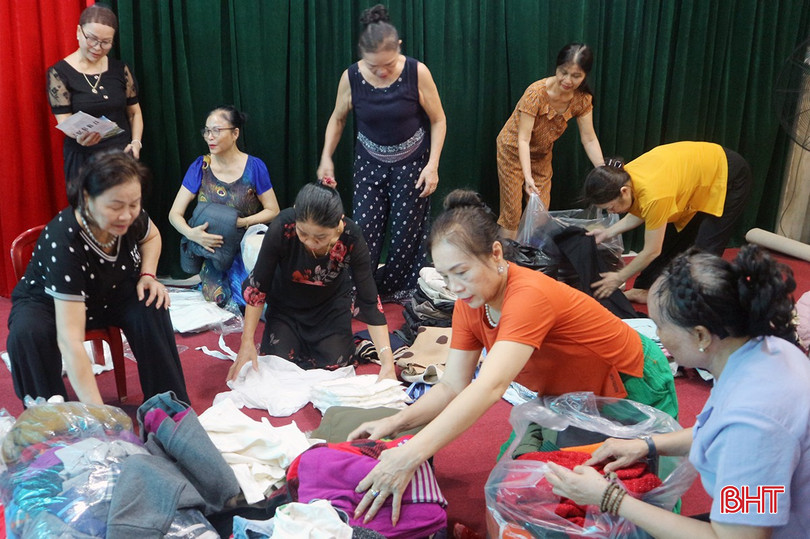 CLB Dân ca - dân vũ Thành Sen hủy bỏ chuyến lưu diễn tại Hà Nội, thu gom quần áo, chăn màn (cũ và mới), phân loại để gửi lên đồng bào miền núi phía Bắc. Ngoài ra, các thành viên CLB còn góp thêm 3 triệu đồng tiền mặt gửi cho bà con. IMG_7642.JPG