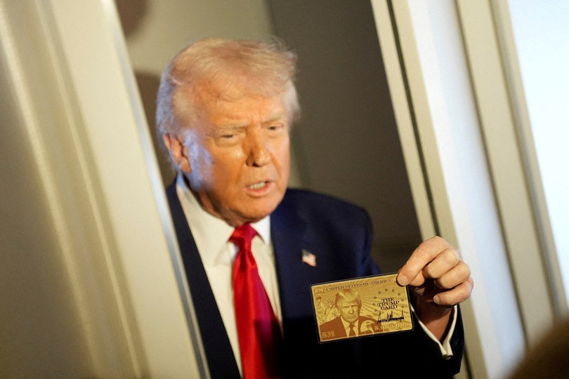 Tổng thống Trump khoe mẫu "thẻ vàng nhập cư" mà Mỹ định bán với giá 5 triệu USD trên chuyên cơ Không lực Một (Ảnh: Reuters). img-proxy.jpg