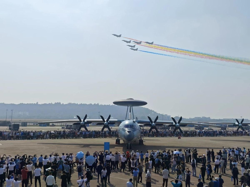 Sự kiện mở cửa 3 ngày đầu tiên dành cho du khách là đại diện các doanh nghiệp, cơ quan làm việc trong lĩnh vực hàng không vũ trụ đến từ trong và ngoài nước. Sau đó sẽ đón những người hâm mộ tự do vào các ngày còn lại. Theo SCMP, triển lãm hàng không Chu Hải hiện có quy mô tương đương với triển lãm hàng không lớn nhất thế giới được tổ chức tại Paris. Trong ảnh đội bay của Bayi từ Trung Quốc trình diễn bay theo đội hình trên không và phun khói màu vào ngày khai mạc. Ảnh: Zhang Zhou/Guanhailou.