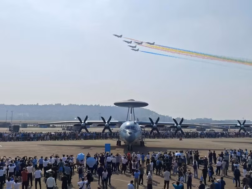 Sự kiện mở cửa 3 ngày đầu tiên dành cho du khách là đại diện các doanh nghiệp, cơ quan làm việc trong lĩnh vực hàng không vũ trụ đến từ trong và ngoài nước. Sau đó sẽ đón những người hâm mộ tự do vào các ngày còn lại. Theo SCMP, triển lãm hàng không Chu Hải hiện có quy mô tương đương với triển lãm hàng không lớn nhất thế giới được tổ chức tại Paris. Trong ảnh đội bay của Bayi từ Trung Quốc trình diễn bay theo đội hình trên không và phun khói màu vào ngày khai mạc. Ảnh: Zhang Zhou/Guanhailou.