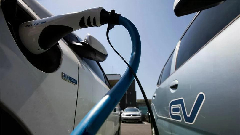 Xe điện được chứng minh giúp giảm ô nhiễm không khí. Ảnh: Bloomberg.