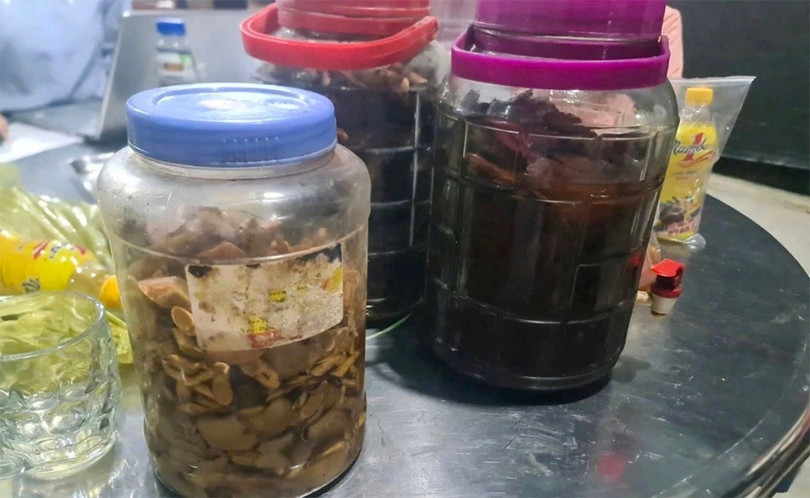 Las tinajas de vino utilizadas en la fiesta en casa del Sr. Trinh fueron selladas. Foto: Hung Le/VNE binh-ruou-1760884996-2497-1760885138.jpg