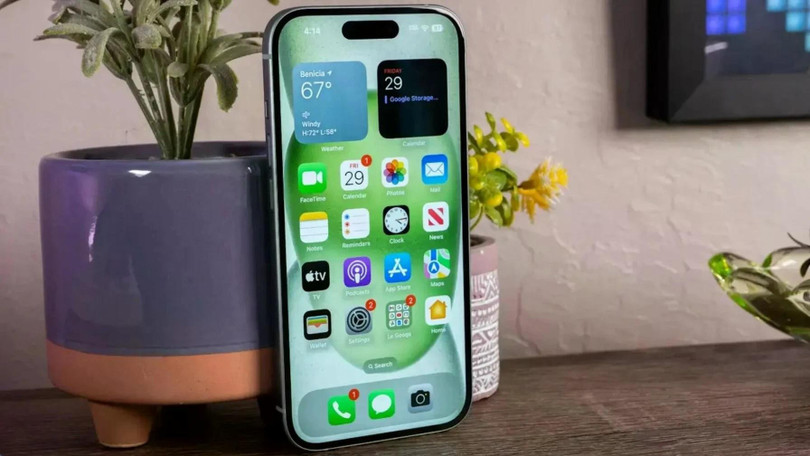 Tính năng điện thoại thay đổi theo từng khu vực. Tương tự pin, 2 điện thoại giống hệt nhau có thể có các tính năng khác nhau tùy thuộc vào thị trường. Chẳng hạn, iPhone được bán ở Mỹ hiện chỉ có eSIM, nhưng ở các quốc gia khác, máy vẫn có khay thẻ SIM vật lý cùng với hỗ trợ eSIM. Thuật toán hình ảnh cũng có thể khác nhau tùy theo khu vực. Ở phương Tây, mọi người thích giữ nguyên các chi tiết tự nhiên và thiên về màu sắc thực tế hơn, trong khi ở phương Đông, họ có xu hướng thích chỉnh sửa hình ảnh để trông hoàn hảo. Ảnh: Gizmodo.