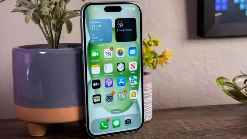 Tính năng điện thoại thay đổi theo từng khu vực. Tương tự pin, 2 điện thoại giống hệt nhau có thể có các tính năng khác nhau tùy thuộc vào thị trường. Chẳng hạn, iPhone được bán ở Mỹ hiện chỉ có eSIM, nhưng ở các quốc gia khác, máy vẫn có khay thẻ SIM vật lý cùng với hỗ trợ eSIM. Thuật toán hình ảnh cũng có thể khác nhau tùy theo khu vực. Ở phương Tây, mọi người thích giữ nguyên các chi tiết tự nhiên và thiên về màu sắc thực tế hơn, trong khi ở phương Đông, họ có xu hướng thích chỉnh sửa hình ảnh để trông hoàn hảo. Ảnh: Gizmodo.