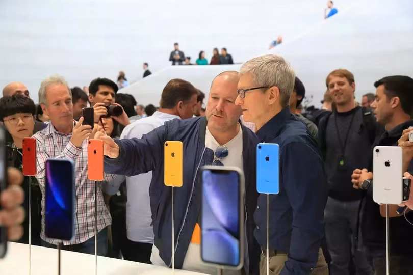Jony Ive (trái) và Tim Cook tại Steve Jobs Theater, Apple Park, Cuppertino năm 2018. Ảnh: New York Times.