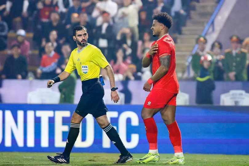 Xuân Son gặp vấn đề ở vai sau nhiều pha tranh chấp. Ảnh: Anh Tiến.