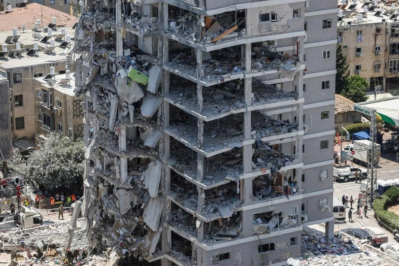 Một tòa nhà tại Bat Yam, Israel bị phá hủy sau cuộc tấn công tên lửa từ Iran (Ảnh: Reuters). a3.jpg