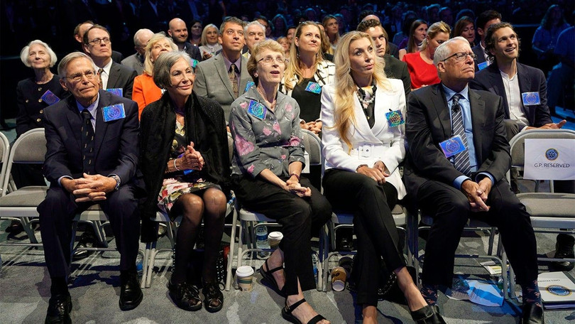 Walmart, nhà bán lẻ có doanh thu lớn nhất trên thế giới, đạt 648,1 tỷ USD trong năm tài chính gần nhất từ hơn 10.600 cửa hàng. Nhà Walton sở hữu khoảng 46% cổ phần tại Walmart và đây cũng chính là nguồn tài sản cốt lõi của gia đình giàu nhất thế giới này. Ảnh: FOX.