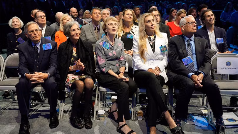 Walmart, nhà bán lẻ có doanh thu lớn nhất trên thế giới, đạt 648,1 tỷ USD trong năm tài chính gần nhất từ hơn 10.600 cửa hàng. Nhà Walton sở hữu khoảng 46% cổ phần tại Walmart và đây cũng chính là nguồn tài sản cốt lõi của gia đình giàu nhất thế giới này. Ảnh: FOX.