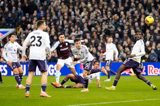 Rogers (áo bã trầu) nâng tỷ số lên 2-1 trong trận gặp Man Utd, tại vòng 17 Ngoại hạng Anh trên sân Villa Park hôm 18/12. Ảnh: Reuters