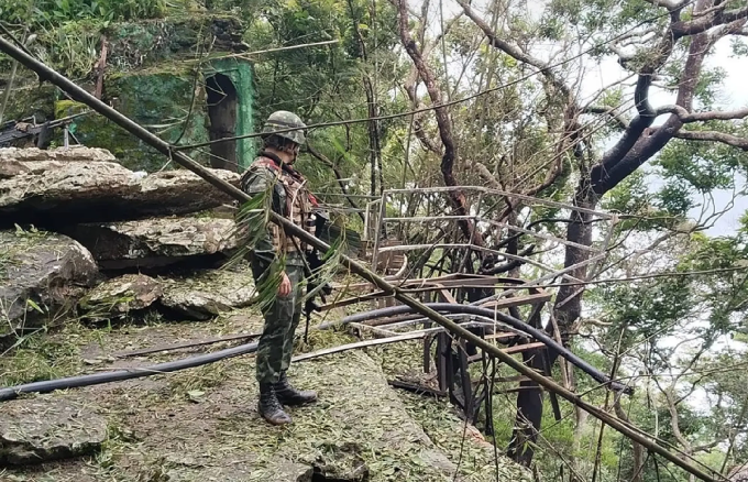 Lính Thái Lan phá dỡ cầu thang thép dẫn lên đồi Phu Makua. Ảnh: Quân đội Thái Lan Lính Thái Lan phá dỡ cầu thang thép dẫn lên đồi Phu Makua. Ảnh: Quân đội Thái Lan
