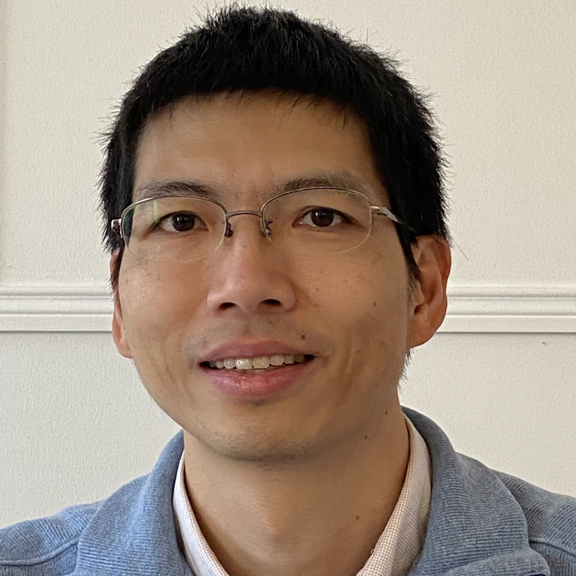 6. Ngô Đắc Tuấn: GS Ngô Đắc Tuấn đạt điểm tuyệt đối 42/42 trong kỳ thi Olympic Toán Quốc tế năm 1995. Theo Viện nghiên cứu cao cấp về Toán, GS Tuấn học trung học tại khối chuyên Toán A0, Đại học Khoa học Tự nhiên Hà Nội. Sau khi học hết hai năm đại học đại cương, ông được cấp học bổng sang học ở trường Bách Khoa Paris (Pháp), tốt nghiệp cử nhân Kỹ sư năm 2000 và thạc sĩ ngành Toán năm 2001. Ba năm sau, ông nhận bằng tiến sĩ toán học tại Đại học Paris 11. Sau thời gian nghiên cứu hậu tiến sĩ tại Viện Nghiên cứu cấp cao IHES (Pháp), từ năm 2005, ông làm việc ở Trung Tâm Nghiên cứu khoa học cơ bản (CNRS) của Pháp, từ chức vụ phó giáo sư rồi sau đó là giáo sư.