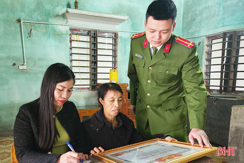 Cán bộ chính sách và Công an xã Đồng Môn (TP Hà Tĩnh) thu thập thông tin tại gia đình liệt sĩ trên địa bàn. bqbht_br_20241209-091752.jpg