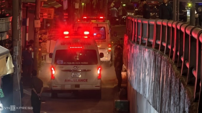 Xe cứu thương đậu sát cầu Chợ Cầu 2, chờ đưa thi thể các nạn nhân đi khỏi hiện trường. Ảnh: Đình Văn