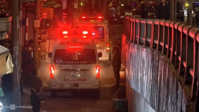 Xe cứu thương đậu sát cầu Chợ Cầu 2, chờ đưa thi thể các nạn nhân đi khỏi hiện trường. Ảnh: Đình Văn