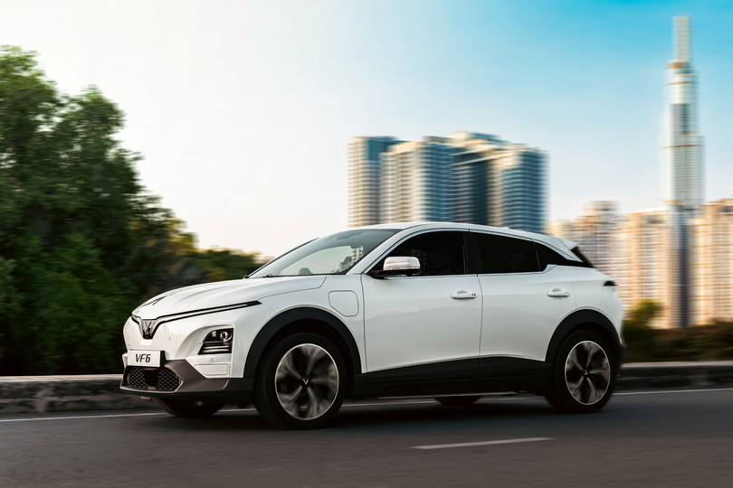 Với 1.763 xe bán ra tại Việt Nam trong tháng 4, VinFast VF 6 lần đầu xuất hiện trong top 3 ôtô sở hữu doanh số cao nhất thị trường. Doanh số này cũng đưa VF 6 trở thành mẫu SUV cỡ B được khách Việt chọn mua nhiều nhất giai đoạn đầu quý II. VF 6 hiện có 2 phiên bản, giá bán lần lượt 689 triệu và 749 triệu đồng. Ảnh: VinFast.