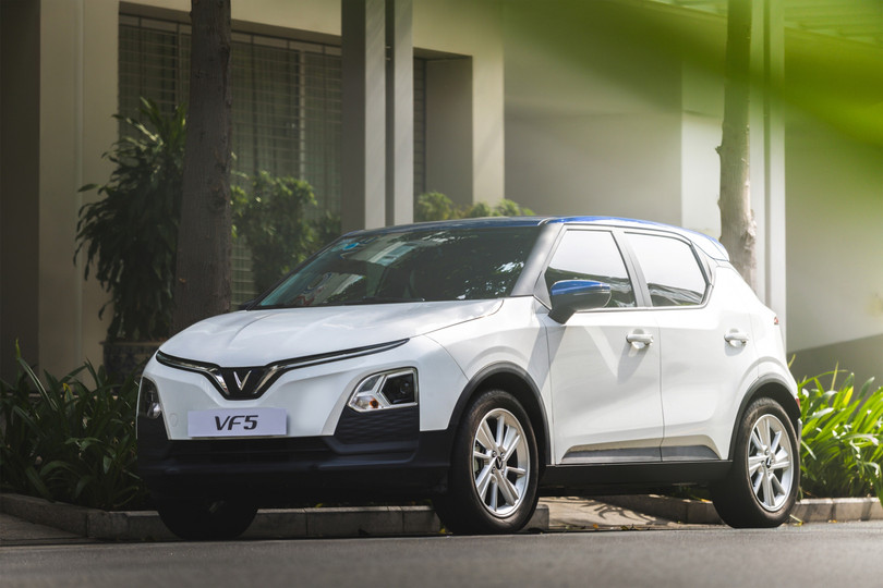 Trong tháng 4, VinFast VF 5 trở thành mẫu xe bán chạy nhất Việt Nam nhờ doanh số 3.731 xe. Mẫu SUV chạy điện cỡ A dần trở thành cái tên quen thuộc trong danh sách xe bán chạy hàng tháng, đã tích lũy được doanh số 14.520 xe sau 4 tháng. VF 5 hiện có giá 529 triệu đồng. Ảnh: VinFast.