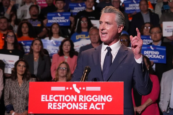 Thống đốc California Gavin Newsom phát biểu tại Los Angeles ngày 14/8. Ảnh: AP Thống đốc California Gavin Newsom phát biểu tại Los Angeles ngày 14/8. Ảnh: AP