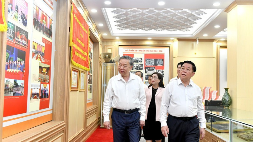 Tổng Bí thư Tô Lâm tham quan Phòng Truyền thống của Ban Tuyên giáo và Dân vận Trung ương. 1.jpg