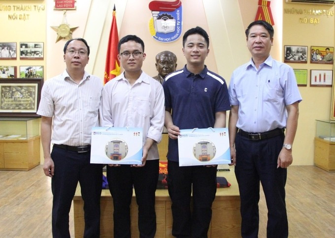 Ngô Quang Minh (áo xanh than) và Trần Minh Hoàng (Trường THPT Chuyên Hà Tĩnh) nhận quà từ GS.TS. Lê Thanh Sơn, Hiệu trưởng Trường Đại học Khoa học Tự nhiên (phải). Ảnh: Fanpage nhà trường Ngô Quang Minh (áo xanh than) và Trần Minh Hoàng (Trường THPT Chuyên Hà Tĩnh) nhận quà từ GS.TS. Lê Thanh Sơn, Hiệu trưởng Trường Đại học Khoa học Tự nhiên (phải). Ảnh: Fanpage nhà trường