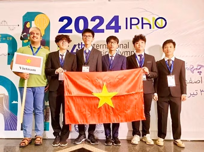 5 học sinh Việt Nam tham dự IPhO năm 2024, tại Iran. Ảnh: MOET