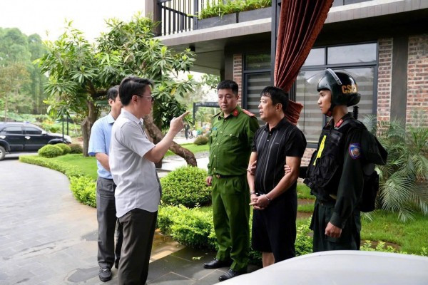 Giám đốc Công an tỉnh Phú Thọ trực tiếp chỉ đạo bắt và khám xét nơi ở của đối tượng Nguyễn Văn Thức, Giám đốc Công ty TNHH Thương mại Tỉnh Tuấn.