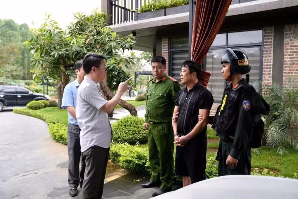 Giám đốc Công an tỉnh Phú Thọ trực tiếp chỉ đạo bắt và khám xét nơi ở của đối tượng Nguyễn Văn Thức, Giám đốc Công ty TNHH Thương mại Tỉnh Tuấn.