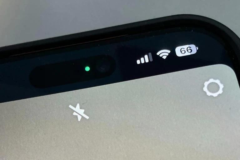 Chấm màu xanh lá, cam là dấu hiệu nhận biết camera, micro của iPhone đang kích hoạt. Ảnh: Mac World.