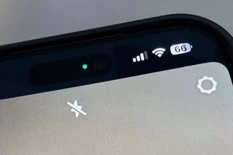 Chấm màu xanh lá, cam là dấu hiệu nhận biết camera, micro của iPhone đang kích hoạt. Ảnh: Mac World.