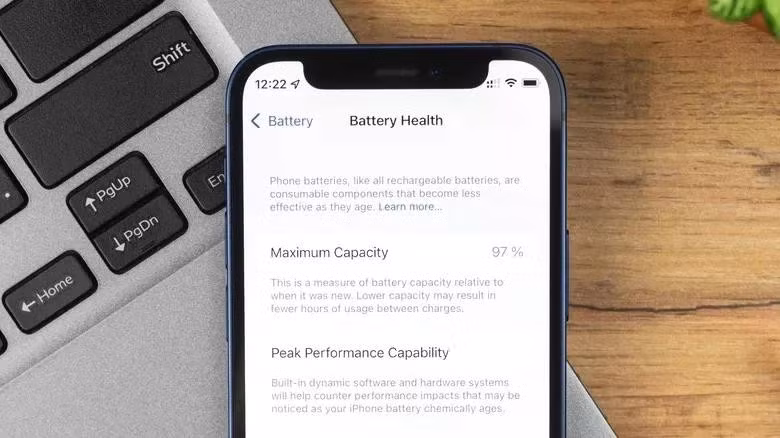 Tình trạng pin không hoàn toàn đúng. Thông tin về tình trạng pin trên iPhone (sắp có trên máy chạy Android 16) không chính xác hoàn toàn. Để tính đến sai lệch, các công ty đặt mức pin 100% thấp hơn khá nhiều so với con số trung bình. Giả sử pin có dung lượng tối đa là 5.000 mAh khi mới mua, nhưng mức cơ sở chỉ là 4.900 mAh. Khi pin xuống cấp quá mức đó (dưới 4.900 mAh) thì người dùng mới thấy tỷ lệ phần trăm sức khỏe của pin giảm xuống, mặc dù về mặt kỹ thuật, pin bắt đầu xuống cấp sớm hơn nhiều. Ước tính tình trạng pin cũng là một việc khó khăn. Các phép đo dựa trên số lần sạc, điện áp và độ hao mòn – tất cả đều không cố định. Giống như cố gắng giải một bài toán liên tục thay đổi rất nhỏ trong khi giải, không bao giờ có thể đạt được câu trả lời đúng, chỉ có một phép tính gần đúng đủ tốt. Ảnh: Shutterstock.
