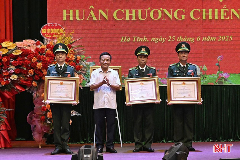 Đại tá Phan Mạnh Tâm (thứ 2 từ phải qua) đón nhận Huân chương Chiến công hạng Nhì của Chủ tịch nước. bqbht_br_6.jpg