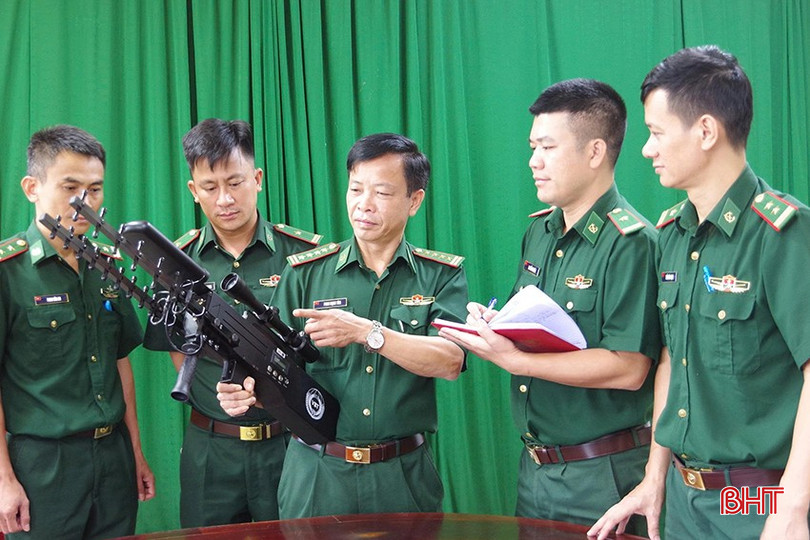 Đại tá Tâm (đứng giữa) hướng dẫn CBCS sử dụng súng chế áp điện tử UAV bắn máy bay không người lái. bqbht_br_2.jpg