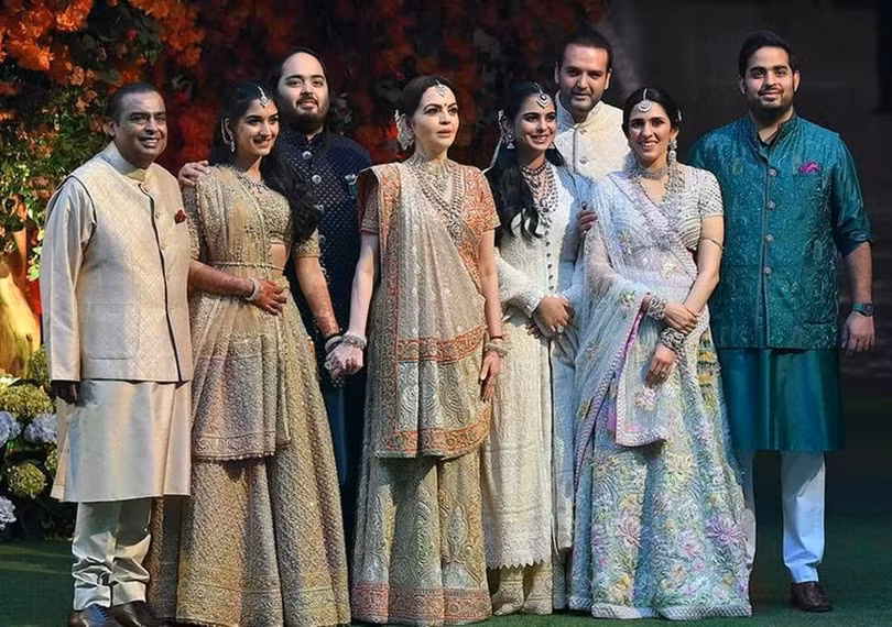 Dhirubhai Ambani bắt đầu xây dựng Reliance Industries vào những năm 1950. Sau khi ông qua đời vào năm 2002 mà không có di chúc, vợ ông đã dàn xếp cuộc tranh chấp tài sản giữa các con. Con trai cả Mukesh hiện điều hành tập đoàn Reliance, sở hữu nhà máy lọc dầu lớn nhất thế giới, đồng thời đưa Ấn Độ trở thành một trong những trung tâm lọc dầu hàng đầu toàn cầu. Ảnh: Gulf News.