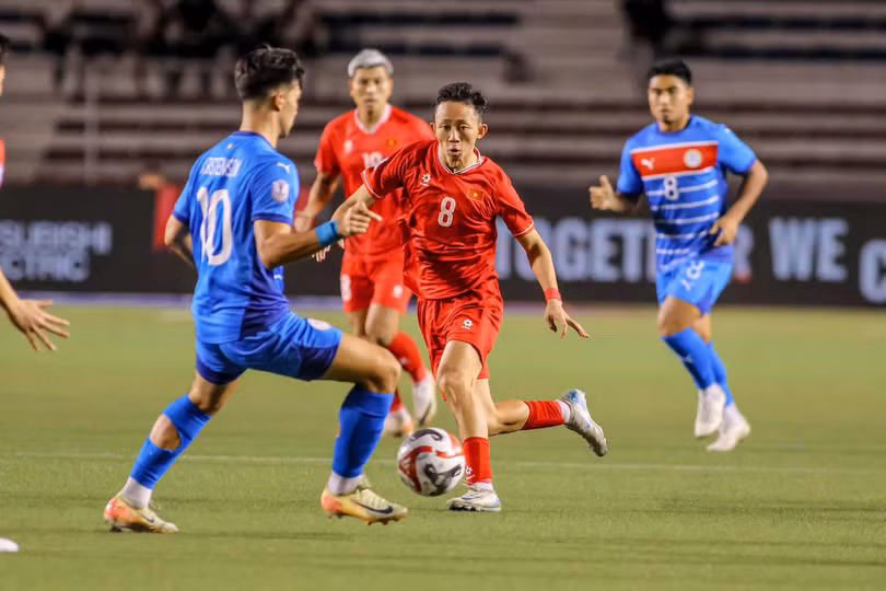 Tuyển Việt Nam gặp khó khăn khi phải thi đấu trên mặt cỏ nhân tạo. Ảnh: John Mauricio.