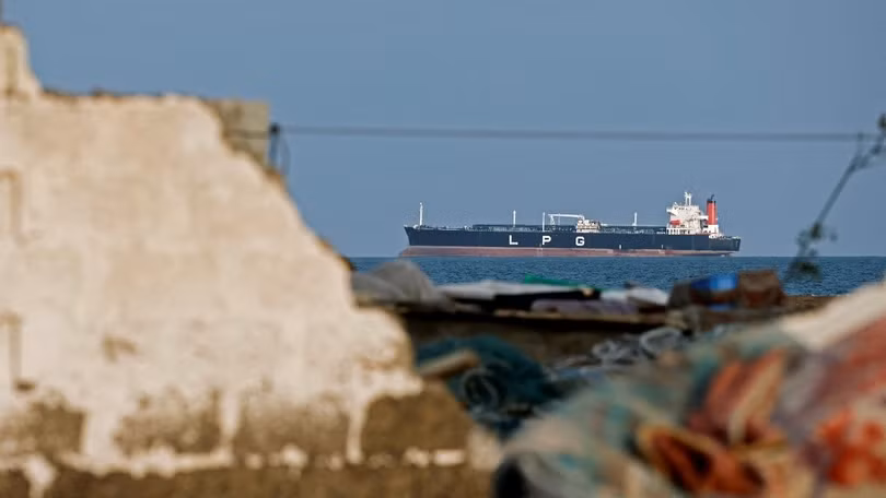 Tàu chở dầu và chở hàng bị hạn chế đi qua eo biển Hormuz khiến các quốc gia Vùng Vịnh "đứng ngồi không yên". Ảnh: Reuters